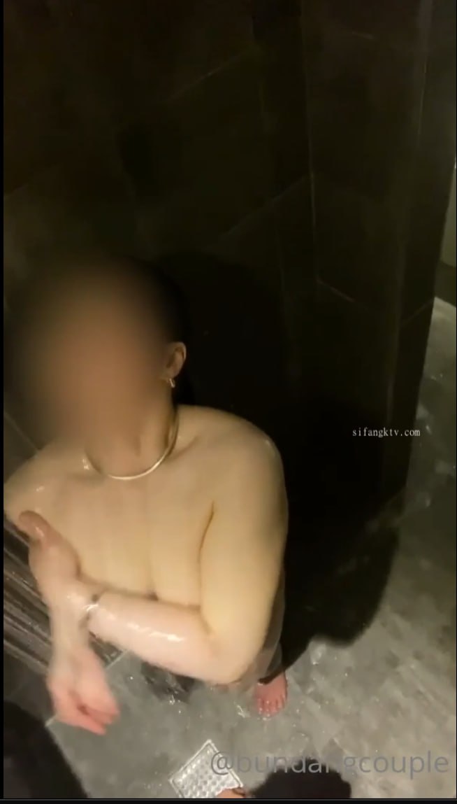 ??挑战全网最纯欲的美少女??：眼镜、黑丝袜、红色睡衣，蕾丝内裤，极致诱惑